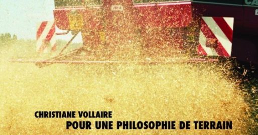 Couverture du livre Pour une philosophie de terrain de Christiane Vollaire répresentant une moissonneuse batteuse en action dans un champ de blé