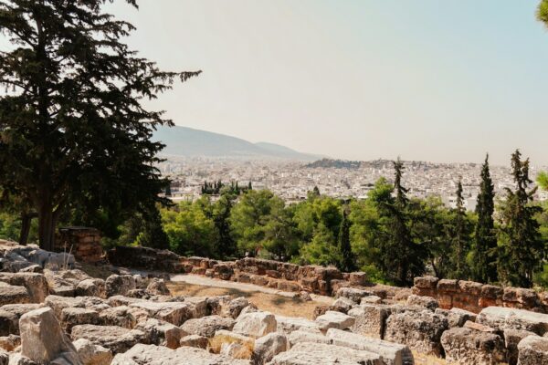 « On demandait à Socrate d’où il était. Il ne répondit pas : « d’Athènes », mais « du monde » » – Montaigne